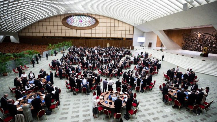 Pope calls for prayers for peace and for the Synod